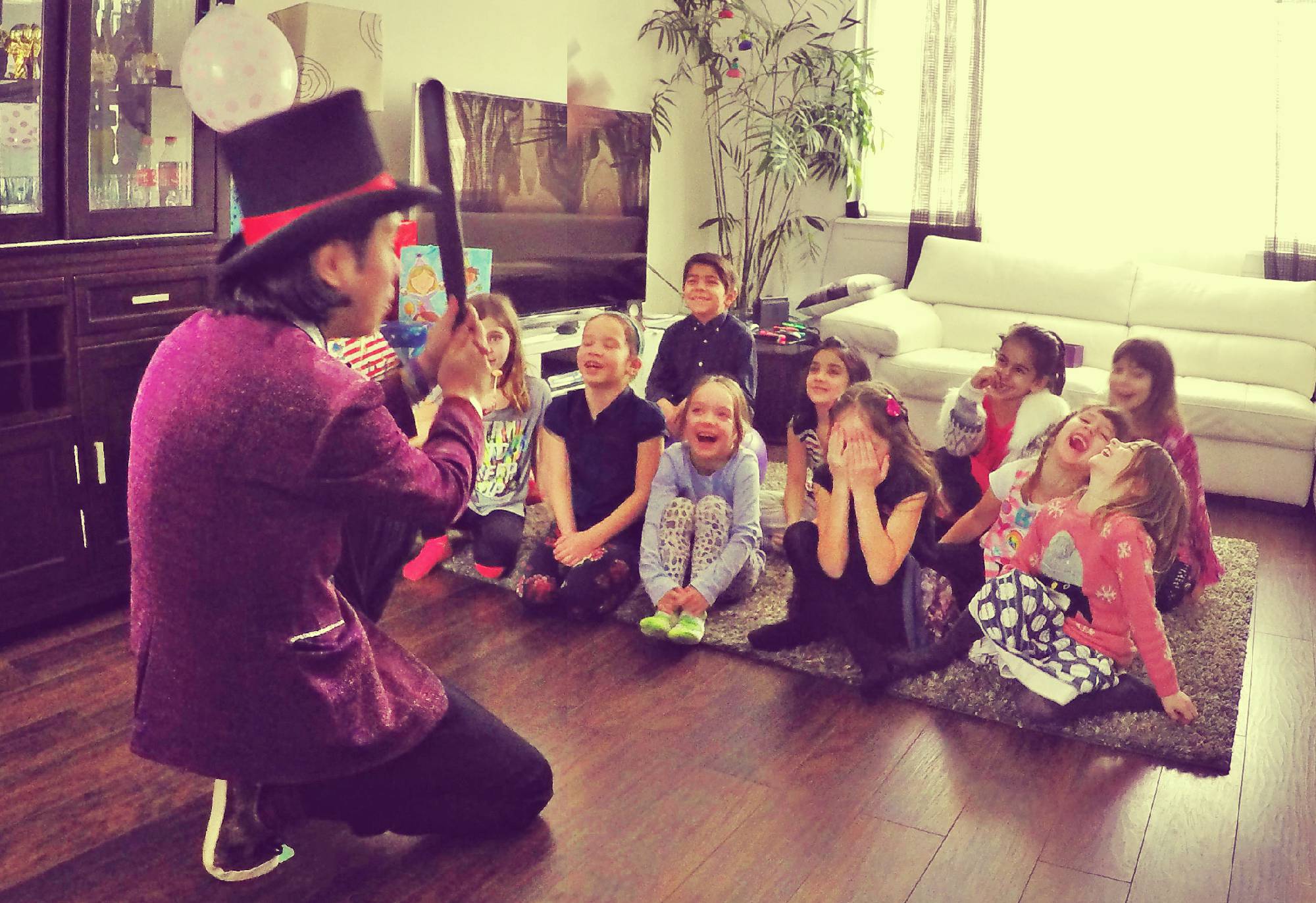 magicien Yan avec 10 enfants qui fait un spectacle dans un salon