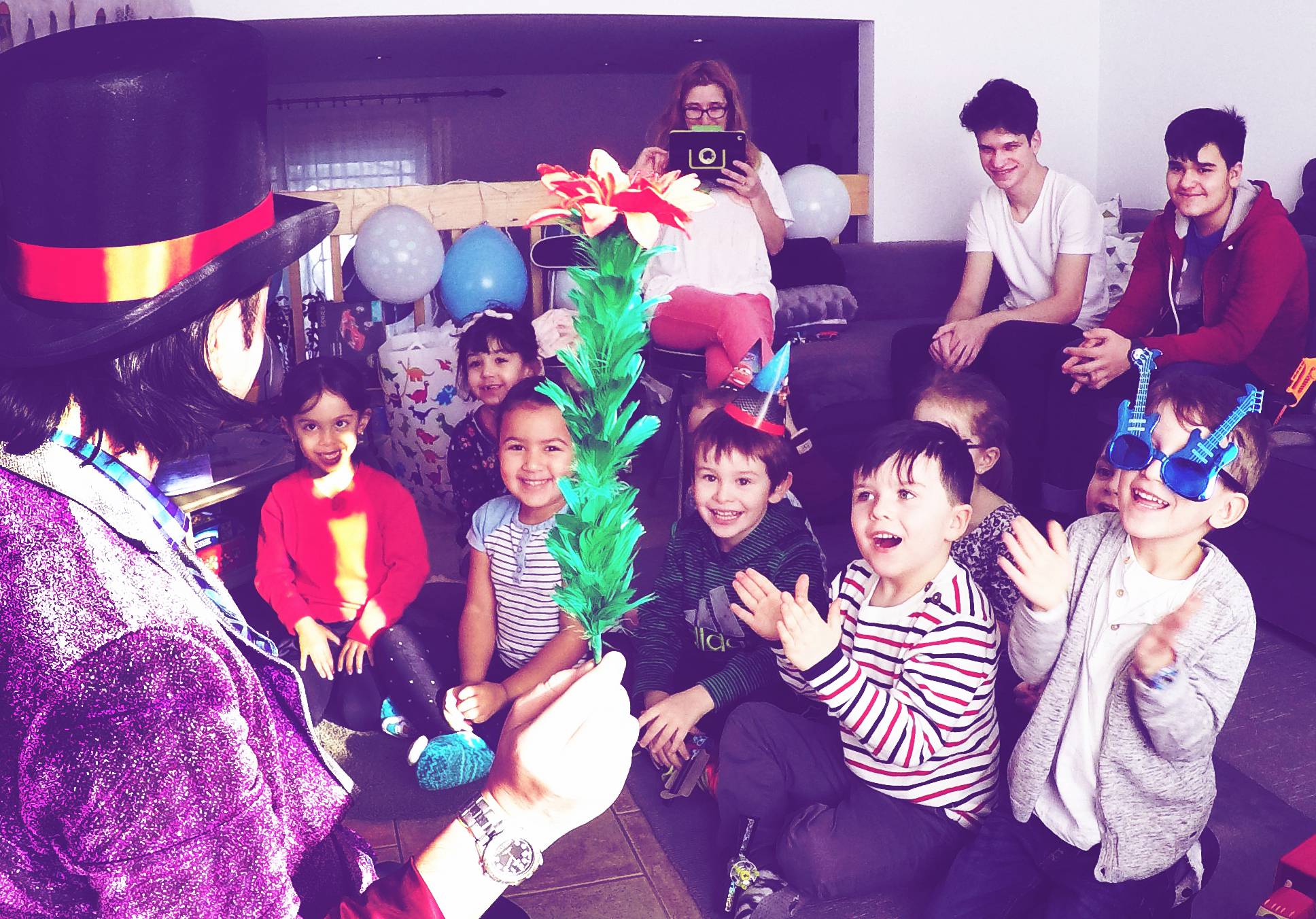 10 enfants qui font de la magie avec une fleur et Yan