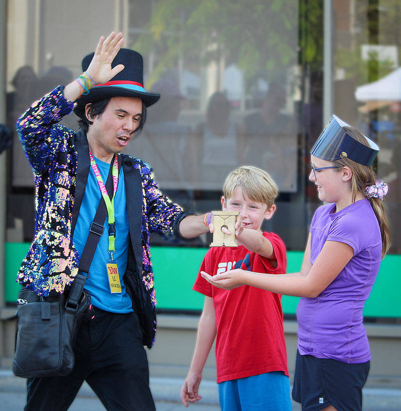 magicien avec enfants et guiotine