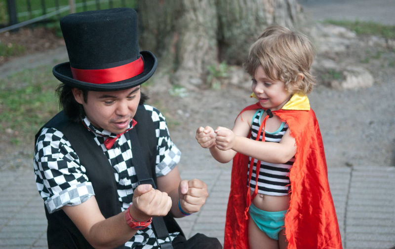 Yan le magicien avec petite enfant avec une cape