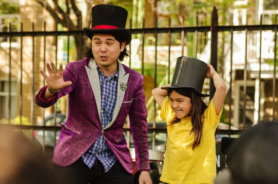 Yan le magicien et enfant avec chapeau