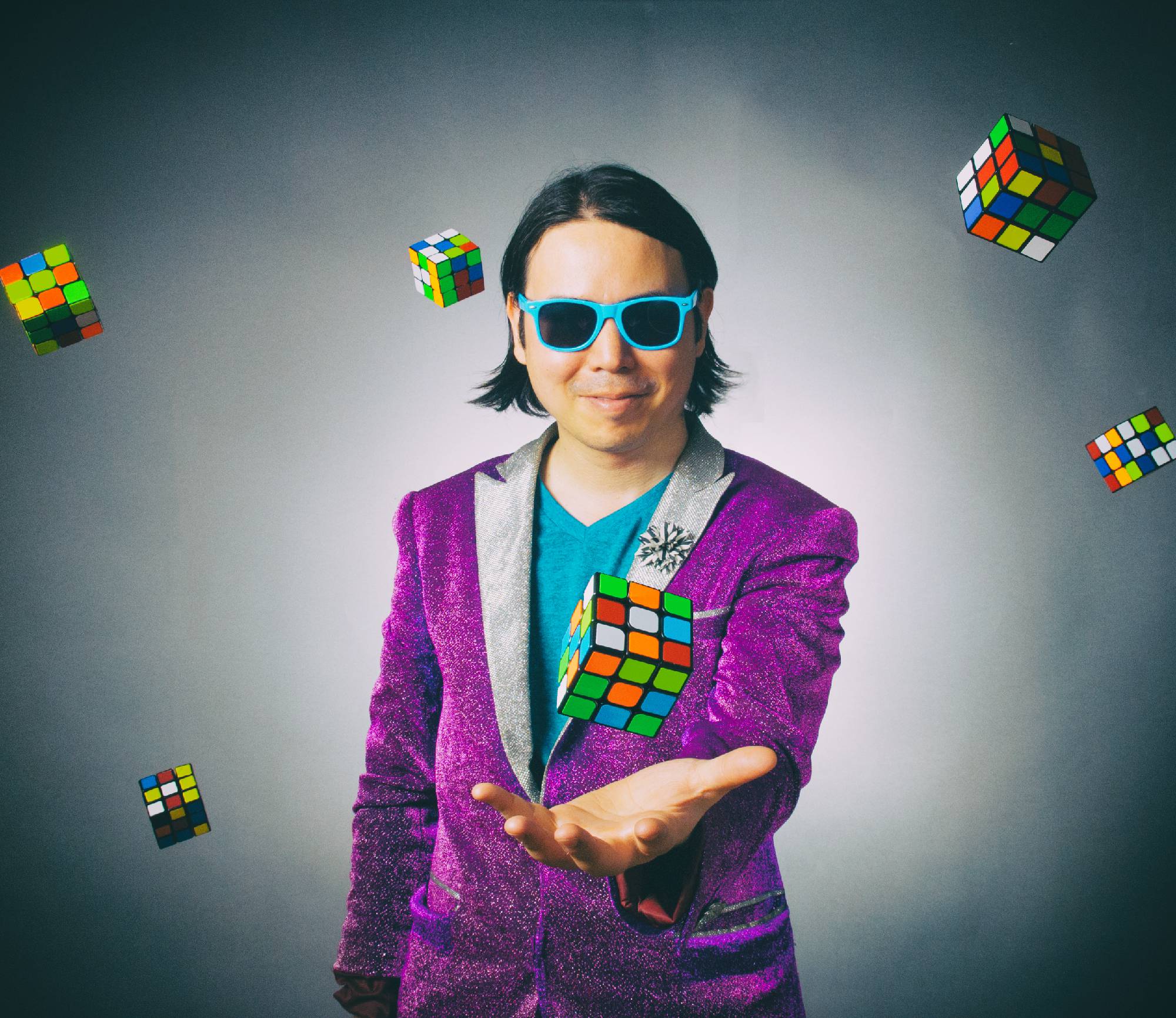 Magicien Yan avec des Rubix cube qui vole