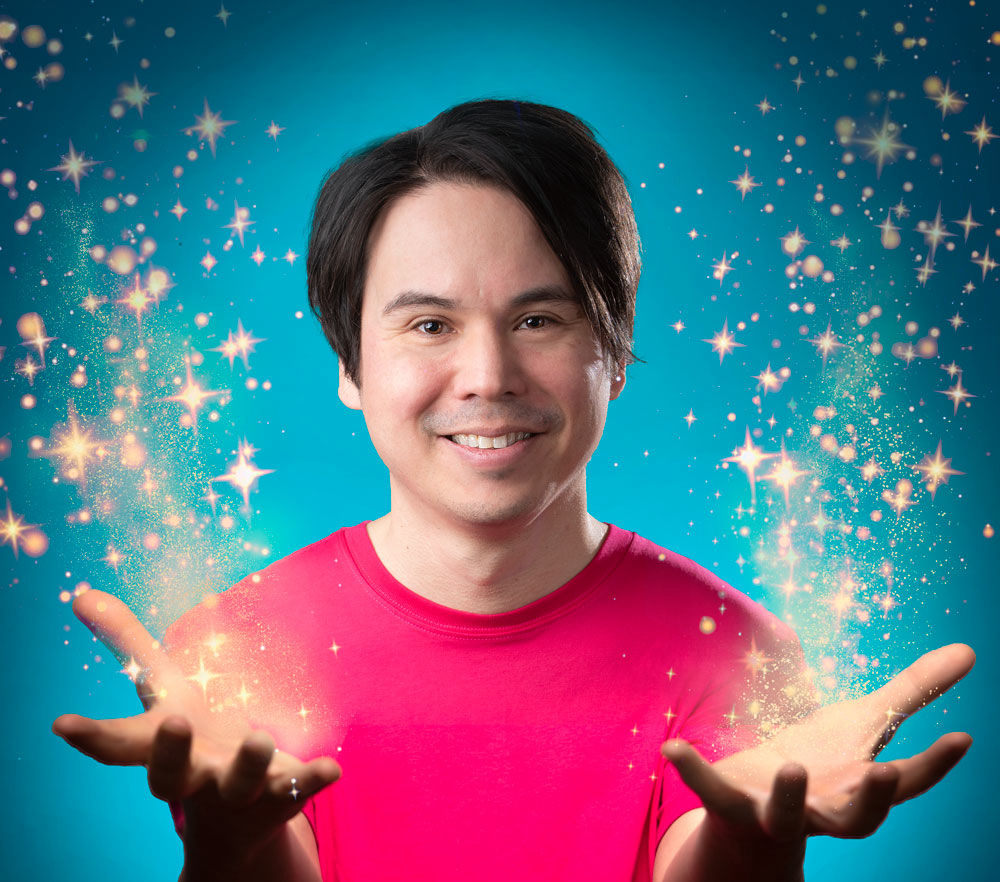 Yan avec t-shirt rose et étoiles dans les mains
